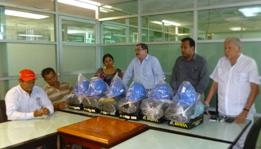 El Instituto Tecnológico Superior de Macuspana entrega kit de equipamiento al personal de mantenimiento.