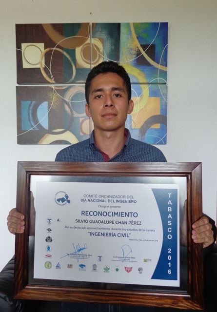 RECIBE RECONOCIMIENTO EGRESADO DE LA CARRERA INGENIERÍA CIVIL DEL ITSM.