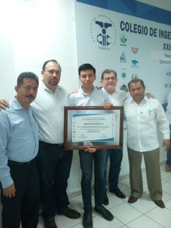 ENTREGA RECONOCIMIENTO EL COLEGIO DE INGENIEROS CIVILES DE TABASCO A ALUMNO DEL ITSM