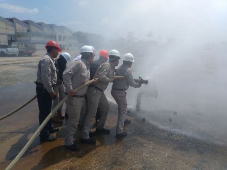 VISITAS DE ESTUDIO DE ESTUDIANTES DE ING. PETROLERA