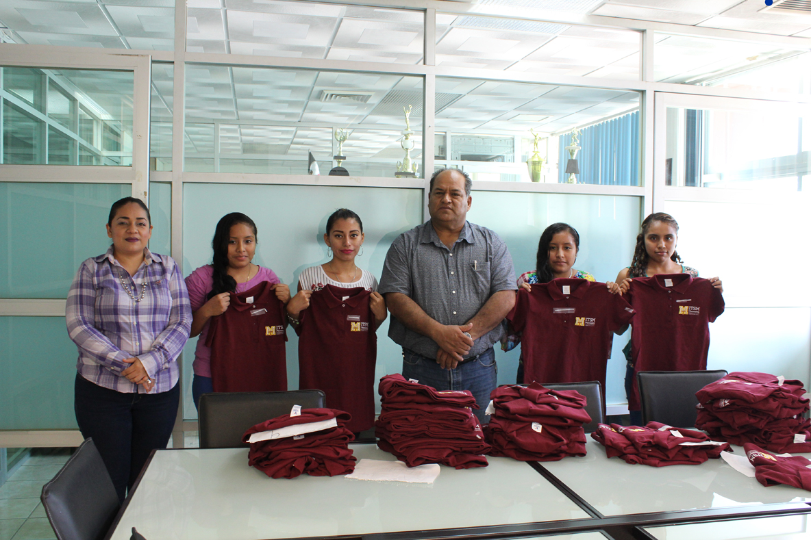 ENTREGA DE PLAYERAS A ESTUDIANTES