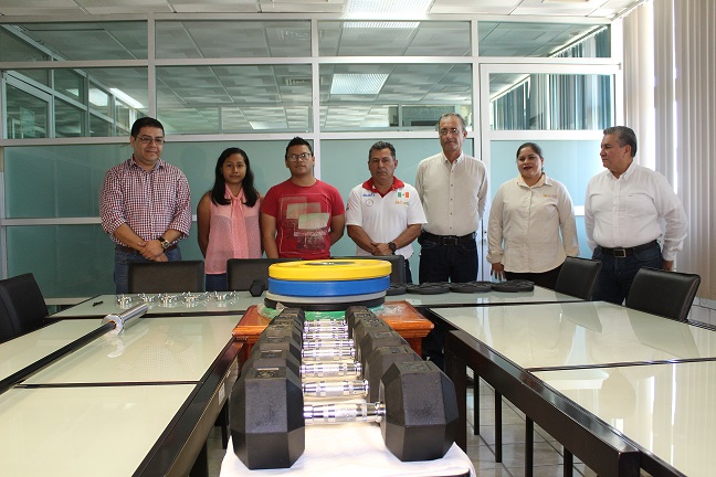 ENTREGA DE EQUIPO PARA LA EXTRAESCOLAR DE HALTEROFILIA.
