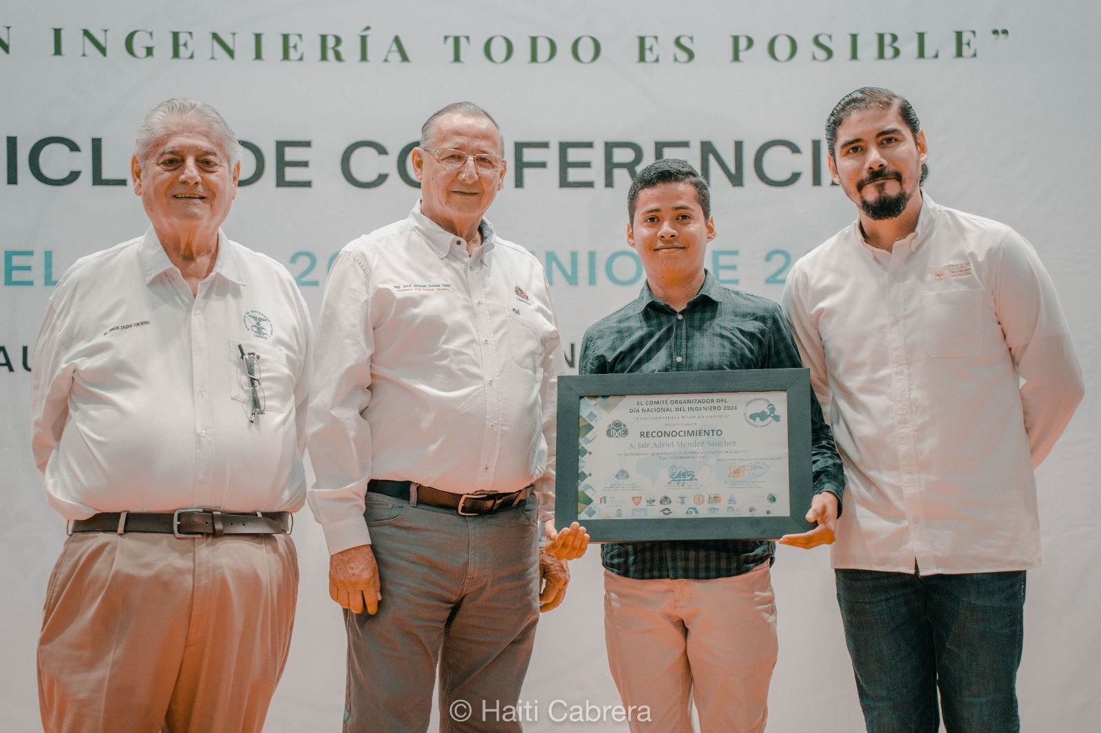 ESTUDIANTE DE ING. ELECTROMECÁNICA RECIBE RECONOCIMIENTO POR TRAYECTORIA ACADÉMICA