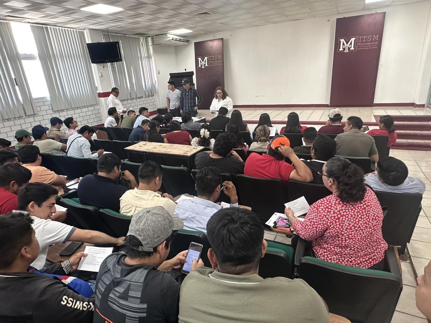 REUNIÓN CON EGRESADOS DE LA GENERACIÓN 2020–2024