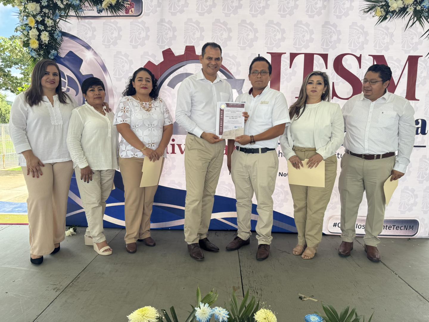 ENTREGA DE RECONOCIMIENTOS Y DISTINCIONES ACADÉMICAS