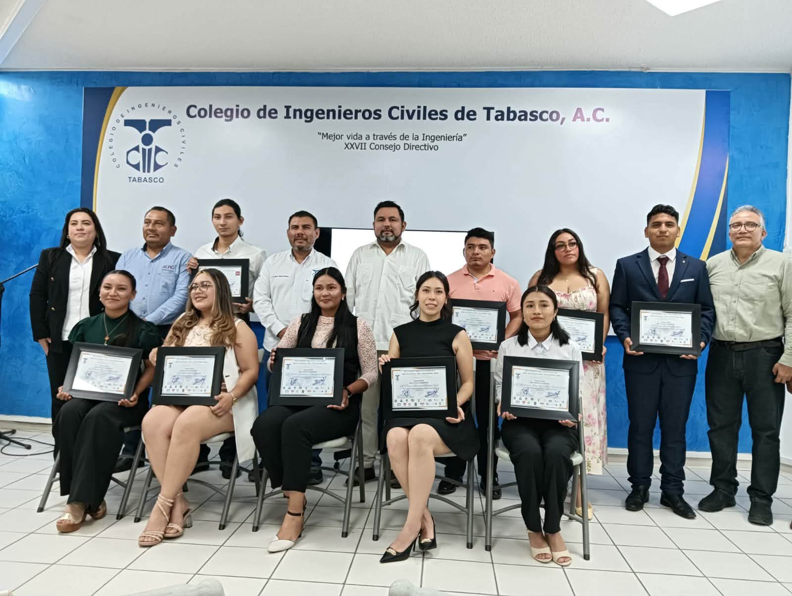 RECIBEN RECONOCIMIENTO ESTUDIANTES DE ING. CIVIL